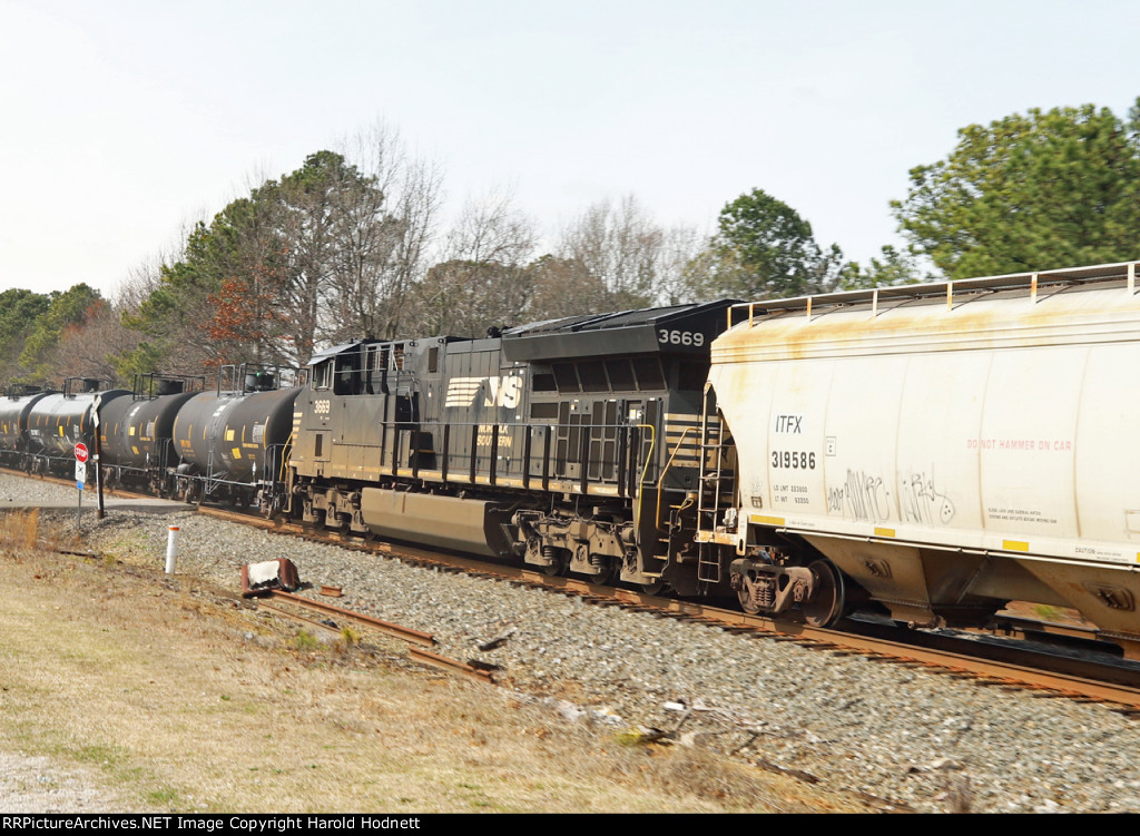 NS 3669 is mid-train DPU on NS train 350